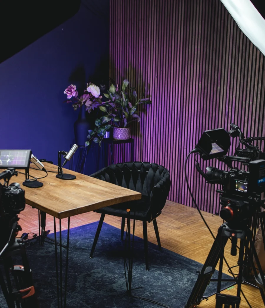 Videopodcast-Studio von ikone productions in München mit Kameras und Mikrofonen