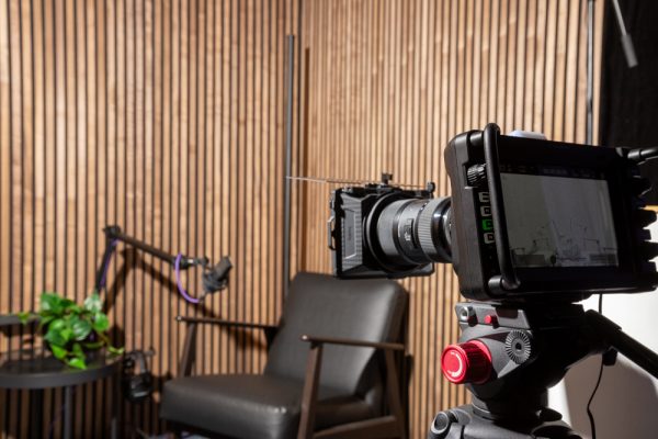 Das ikone Studio in München ist perfekt zur Aufnahme von Corporate Influencing Inhalten geeignet.